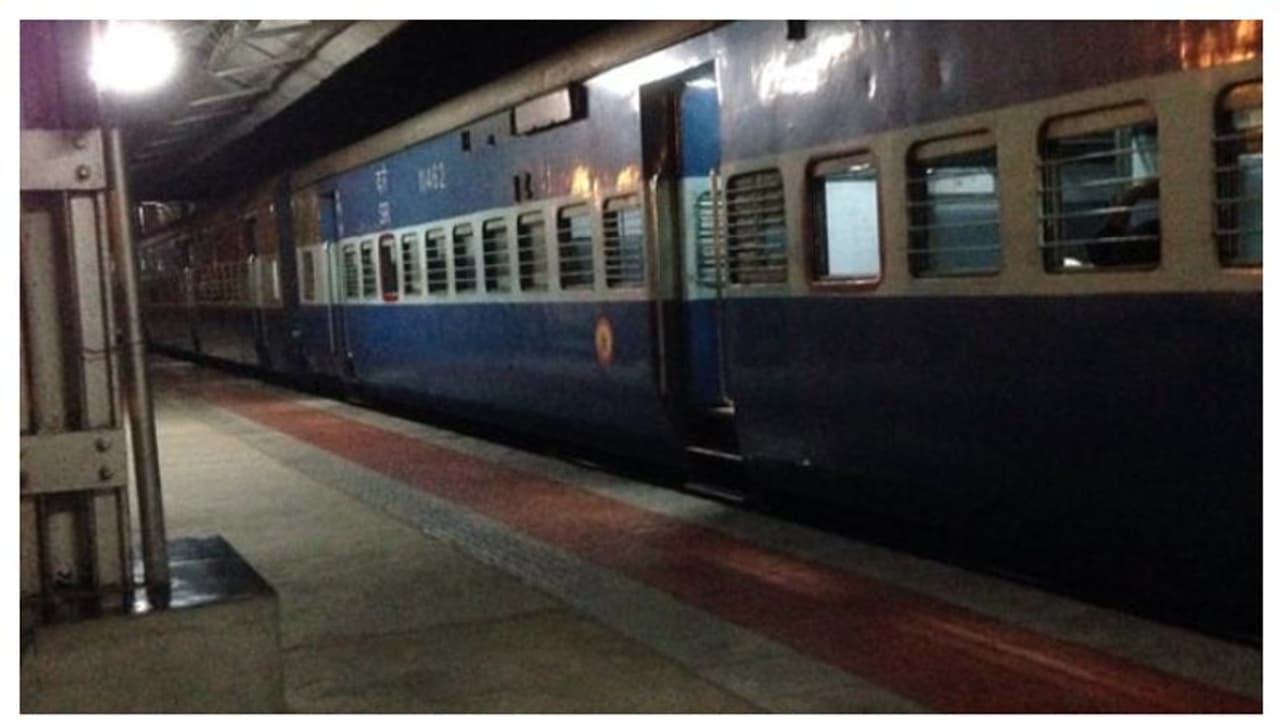 ഓടിത്തുടങ്ങിയ ട്രെയിനിൽ നിന്നിറങ്ങാൻ ശ്രമിച്ചു; അപകടത്തിൽ വൃദ്ധന്റെ കൈ അറ്റു