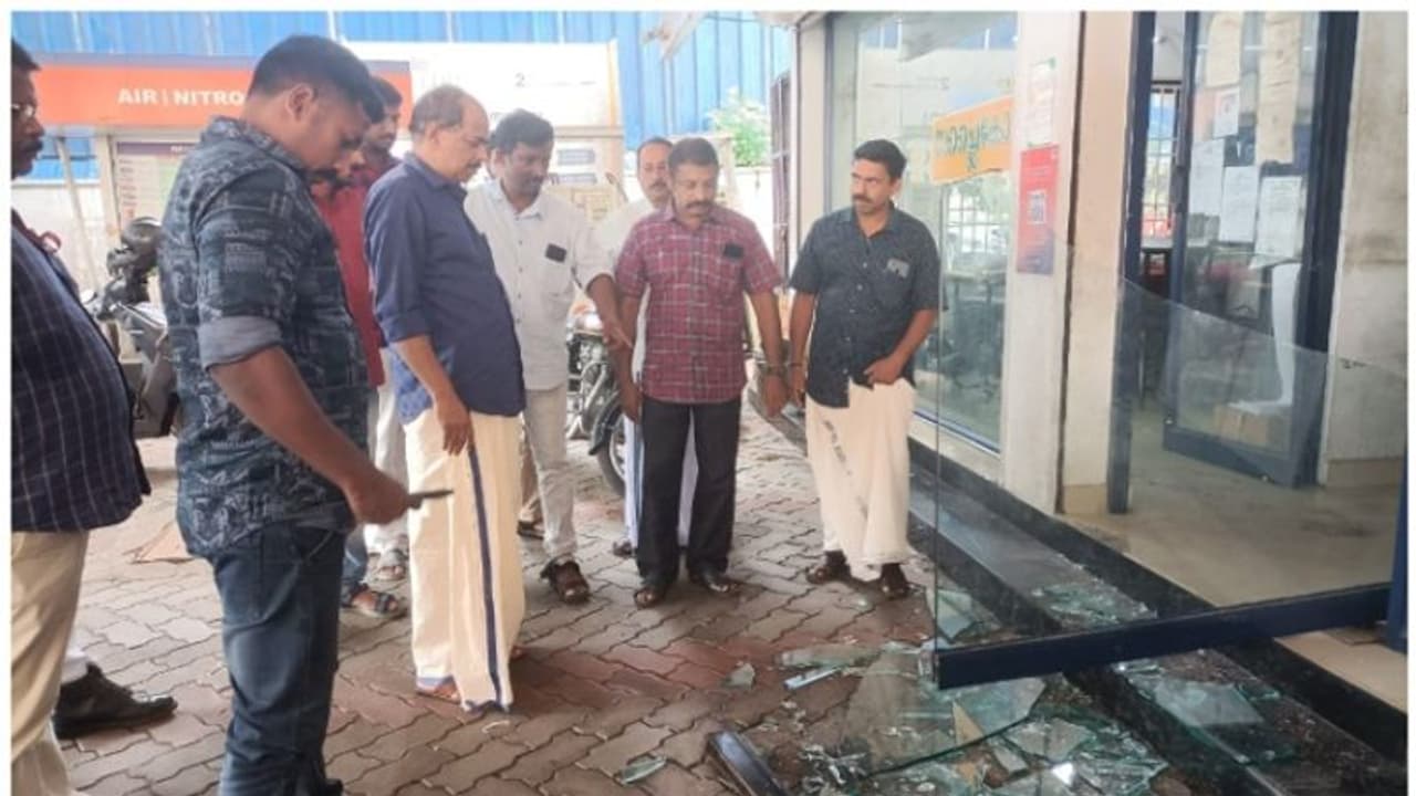 സപ്ലൈകോ പെട്രോൾ പമ്പിൽ അക്രമം നടത്തിയവർക്കെതിരെ ശക്തമായ നടപടി സ്വീകരിക്കുമെന്ന് മന്ത്രി ജി.ആര്. അനില് സപ്ലൈകോ പെട്രോൾ പമ്പിൽ അക്രമം നടത്തിയവർക്കെതിരെ ശക്തമായ നടപടി സ്വീകരിക്കുമെന്ന് മന്ത്രി ജി.ആര്. അനില്