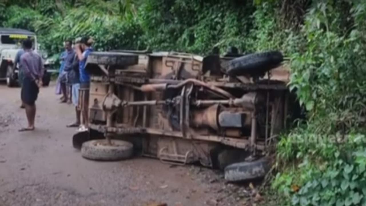 ഇടുക്കി നെടുങ്കണ്ടത്ത് ജീപ്പ് നിയന്ത്രണം വിട്ട് മറിഞ്ഞ് തൊഴിലാളികള്ക്ക് പരിക്ക് ഇടുക്കി നെടുങ്കണ്ടത്ത് ജീപ്പ് നിയന്ത്രണം വിട്ട് മറിഞ്ഞ് തൊഴിലാളികള്ക്ക് പരിക്ക്