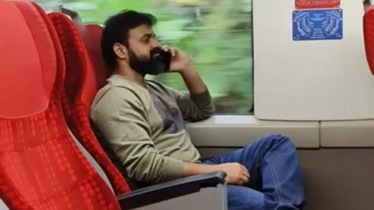 പ്രൊമോഷന് എത്രയും വേഗമെത്തണം; വന്ദേഭാരത് 'പിടിച്ച്' ചാക്കോച്ചൻ പ്രൊമോഷന് എത്രയും വേഗമെത്തണം; വന്ദേഭാരത് 'പിടിച്ച്' ചാക്കോച്ചൻ