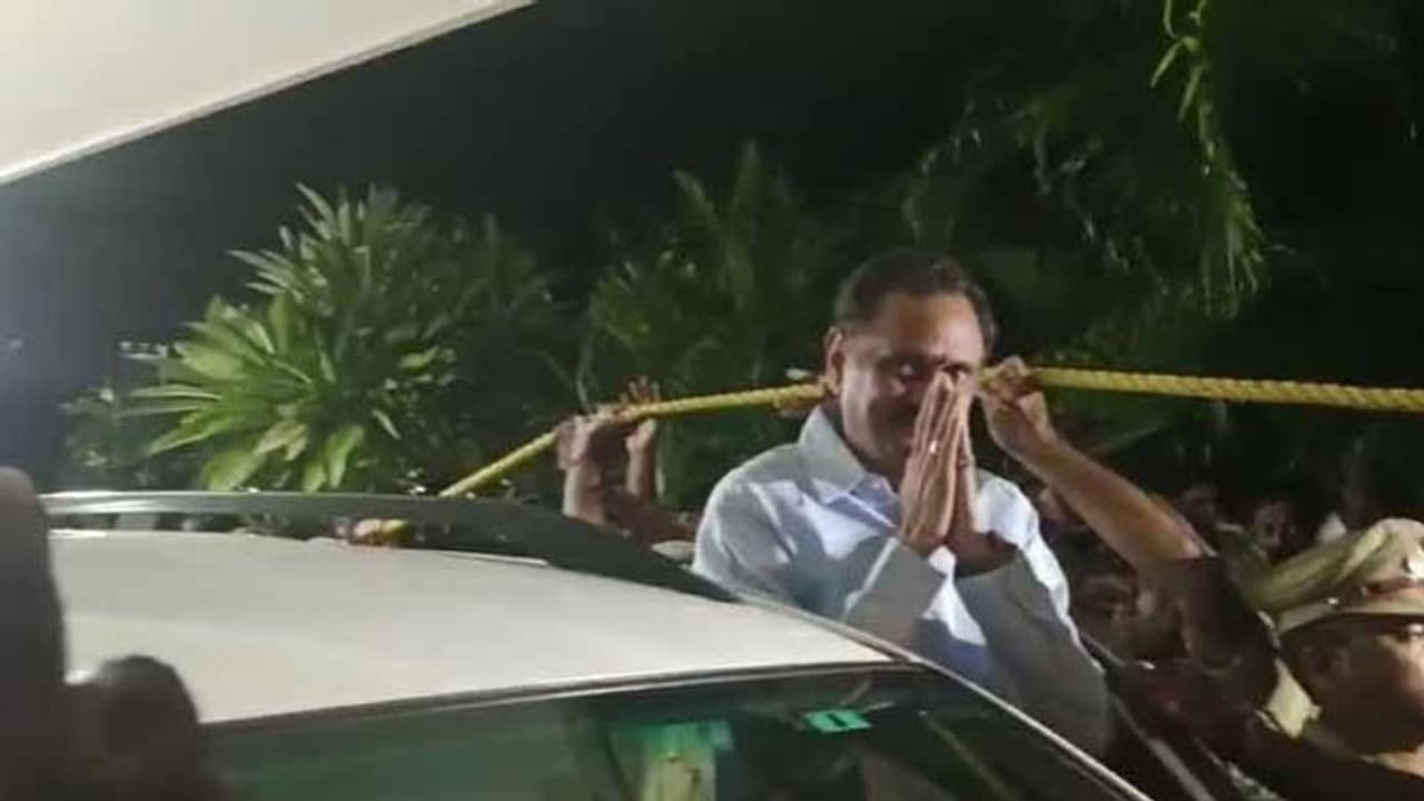 సీఎంపై అనుచిత వ్యాఖ్యలు: టీడీపీ నేత బండారు సత్యనారాయణమూర్తి అరెస్ట్ (వీడియో) సీఎంపై అనుచిత వ్యాఖ్యలు: టీడీపీ నేత బండారు సత్యనారాయణమూర్తి అరెస్ట్ (వీడియో)