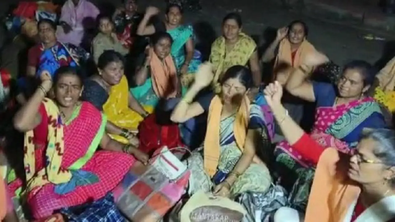 ಬಾಗಲಕೋಟೆಯಲ್ಲಿ ಗಾಂಧಿ ಜಯಂತಿ ಮುನ್ನಾ ದಿನದಿಂದಲೇ ಸಾರಾಯಿ ವಿರುದ್ದ ಹೋರಾಟಕ್ಕಿಳಿದ ಮಹಿಳೆಯರು! ಬಾಗಲಕೋಟೆಯಲ್ಲಿ ಗಾಂಧಿ ಜಯಂತಿ ಮುನ್ನಾ ದಿನದಿಂದಲೇ ಸಾರಾಯಿ ವಿರುದ್ದ ಹೋರಾಟಕ್ಕಿಳಿದ ಮಹಿಳೆಯರು!