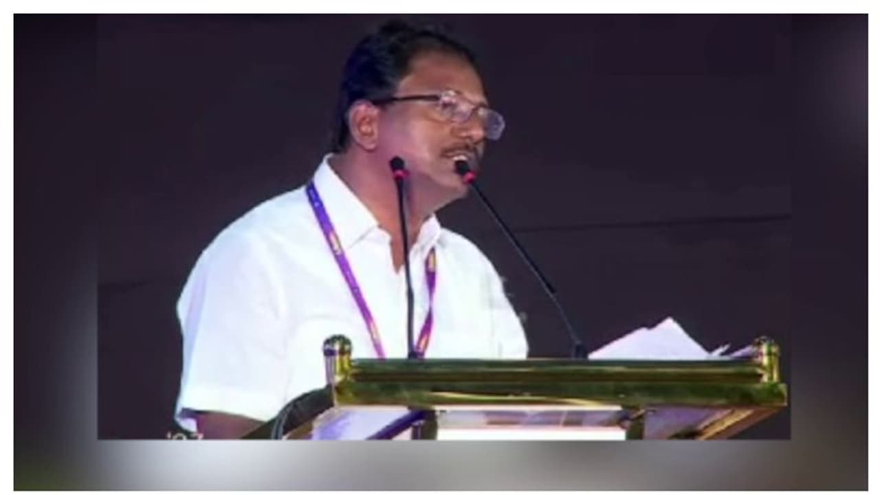 ചൂടുപിടിച്ച് 'തട്ടം പരാമർശം'; വിവാദം, പ്രതിഷേധവുമായി മുസ്ലിം സംഘടനകൾ