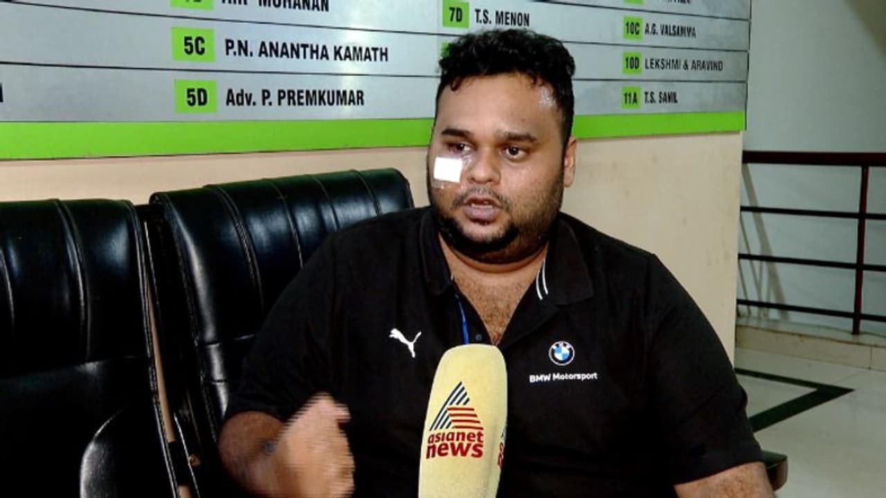 കുടുംബത്തോടൊപ്പം കൊച്ചിയിലെ ബാറിലെത്തിയ അഭിഭാഷകന് ഇടിക്കട്ട കൊണ്ട് ക്രൂരമര്ദ്ദനം, കണ്ണിന് പരിക്ക് കുടുംബത്തോടൊപ്പം കൊച്ചിയിലെ ബാറിലെത്തിയ അഭിഭാഷകന് ഇടിക്കട്ട കൊണ്ട് ക്രൂരമര്ദ്ദനം, കണ്ണിന് പരിക്ക്