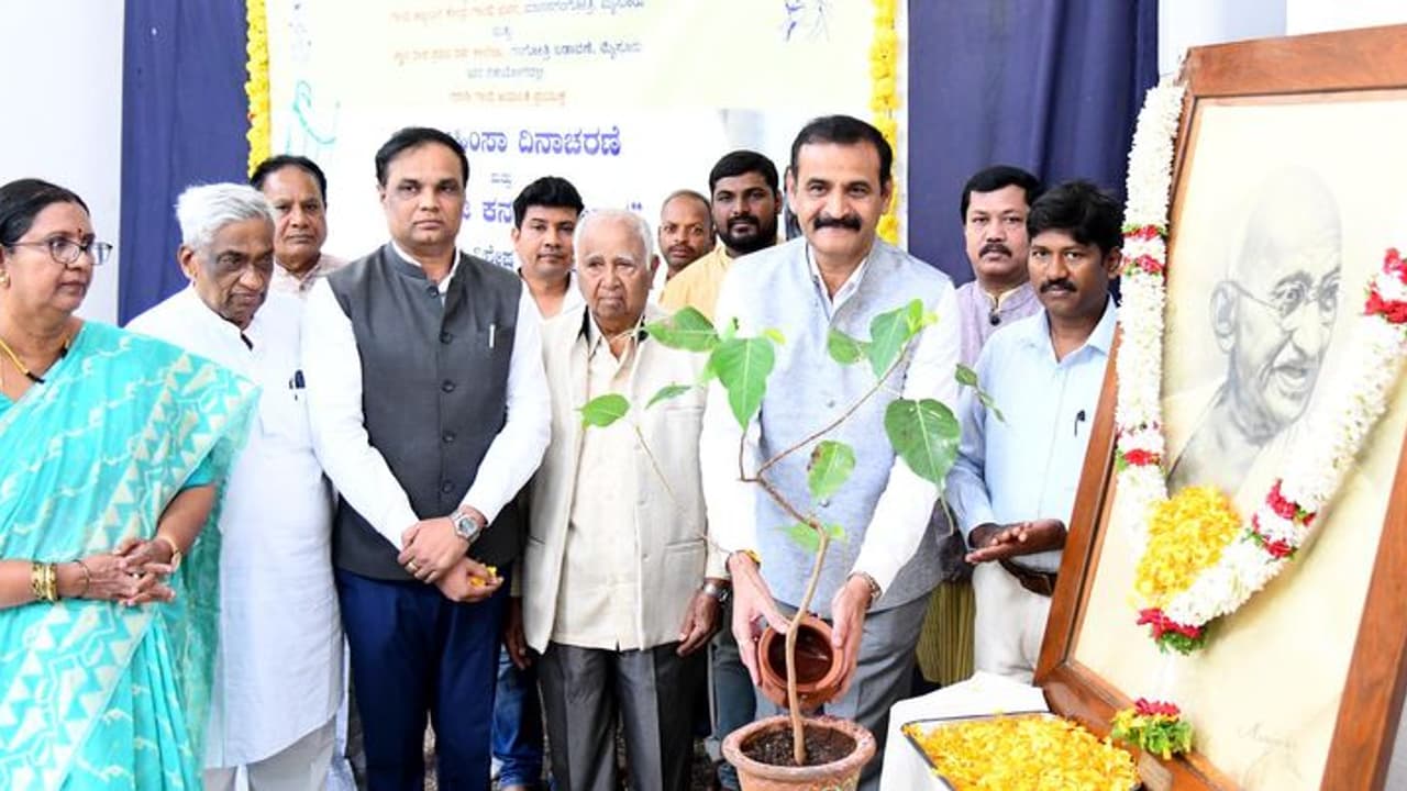 ಗಾಂಧಿ ಗ್ರಾಮ ಸ್ವರಾಜ್ಯ ಕಲ್ಪನೆ ಈಗ ಪ್ರಸ್ತುತ : ಗ್ರಾಮಗಳ ಪುನುರುತ್ಥಾನವಾಗದೇ ಭವಿಷ್ಯವಿಲ್ಲ ಗಾಂಧಿ ಗ್ರಾಮ ಸ್ವರಾಜ್ಯ ಕಲ್ಪನೆ ಈಗ ಪ್ರಸ್ತುತ : ಗ್ರಾಮಗಳ ಪುನುರುತ್ಥಾನವಾಗದೇ ಭವಿಷ್ಯವಿಲ್ಲ