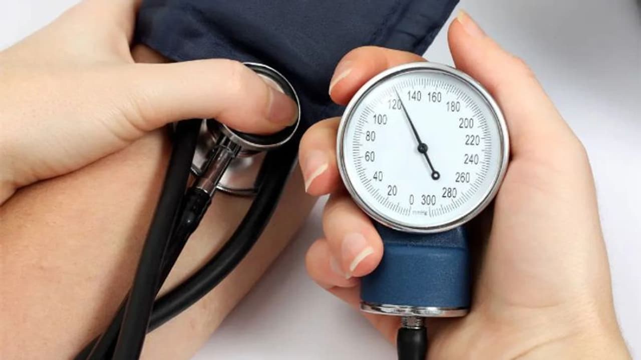 Health Tips: രക്തസമ്മർദ്ദം വീട്ടില്‍ പരിശോധിക്കാം; ശ്രദ്ധിക്കേണ്ട കാര്യങ്ങള്‍...
