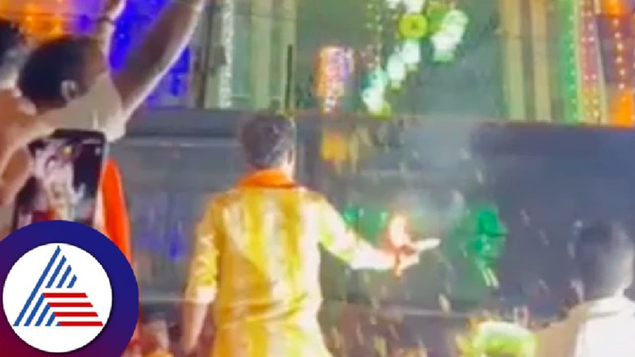 ಮಸೀದಿ ಎದುರು ಮಂಗಳಾರತಿ: ಹಿಂದೂ ಕಾರ್ಯಕರ್ತರ ವಿರುದ್ದ ದೂರು ಮಸೀದಿ ಎದುರು ಮಂಗಳಾರತಿ: ಹಿಂದೂ ಕಾರ್ಯಕರ್ತರ ವಿರುದ್ದ ದೂರು