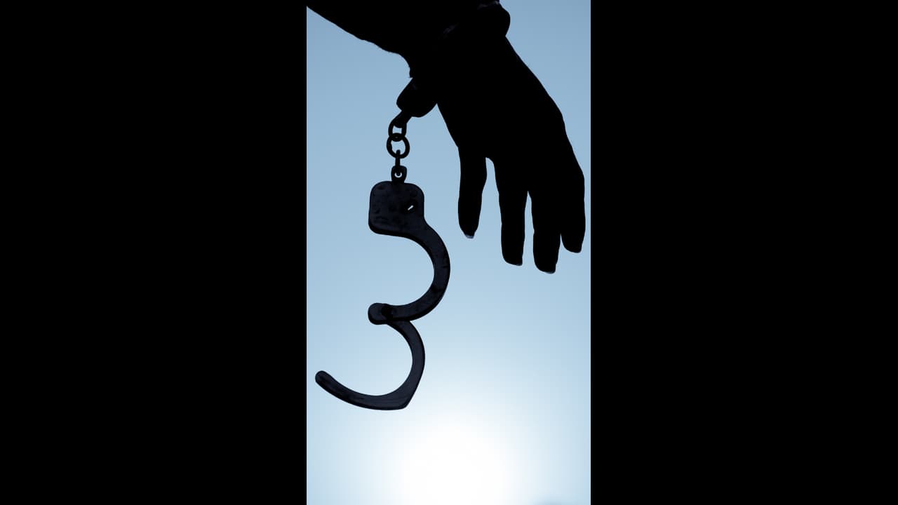 പ്രത്യേക ജയിലില് നിന്ന് മുങ്ങിയ വനിതാ തടവുകാരി പിടിയിലായി, 2 ജയിൽ ജിവനക്കാർക്കെതിരെ നടപടി പ്രത്യേക ജയിലില് നിന്ന് മുങ്ങിയ വനിതാ തടവുകാരി പിടിയിലായി, 2 ജയിൽ ജിവനക്കാർക്കെതിരെ നടപടി