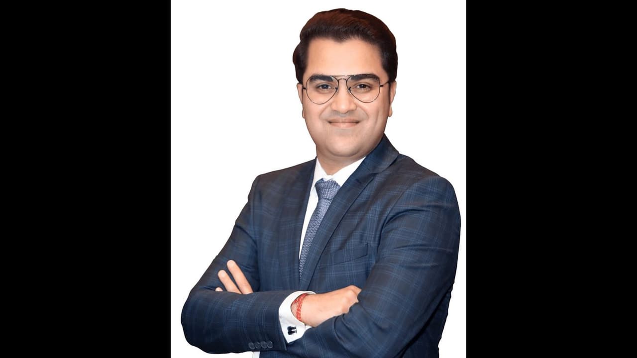 ಕಿರಿಯ ವಯಸ್ಸಿನಲ್ಲೇ 29,199 ಕೋಟಿ ಮೌಲ್ಯದ ಫಿನ್ ಕಾರ್ಪ್ ಸಂಸ್ಥೆ ಎಂಡಿ; ಯಾರು ಈ ಅಭಯ ಭೂತದ? ಕಿರಿಯ ವಯಸ್ಸಿನಲ್ಲೇ 29,199 ಕೋಟಿ ಮೌಲ್ಯದ ಫಿನ್ ಕಾರ್ಪ್ ಸಂಸ್ಥೆ ಎಂಡಿ; ಯಾರು ಈ ಅಭಯ ಭೂತದ?