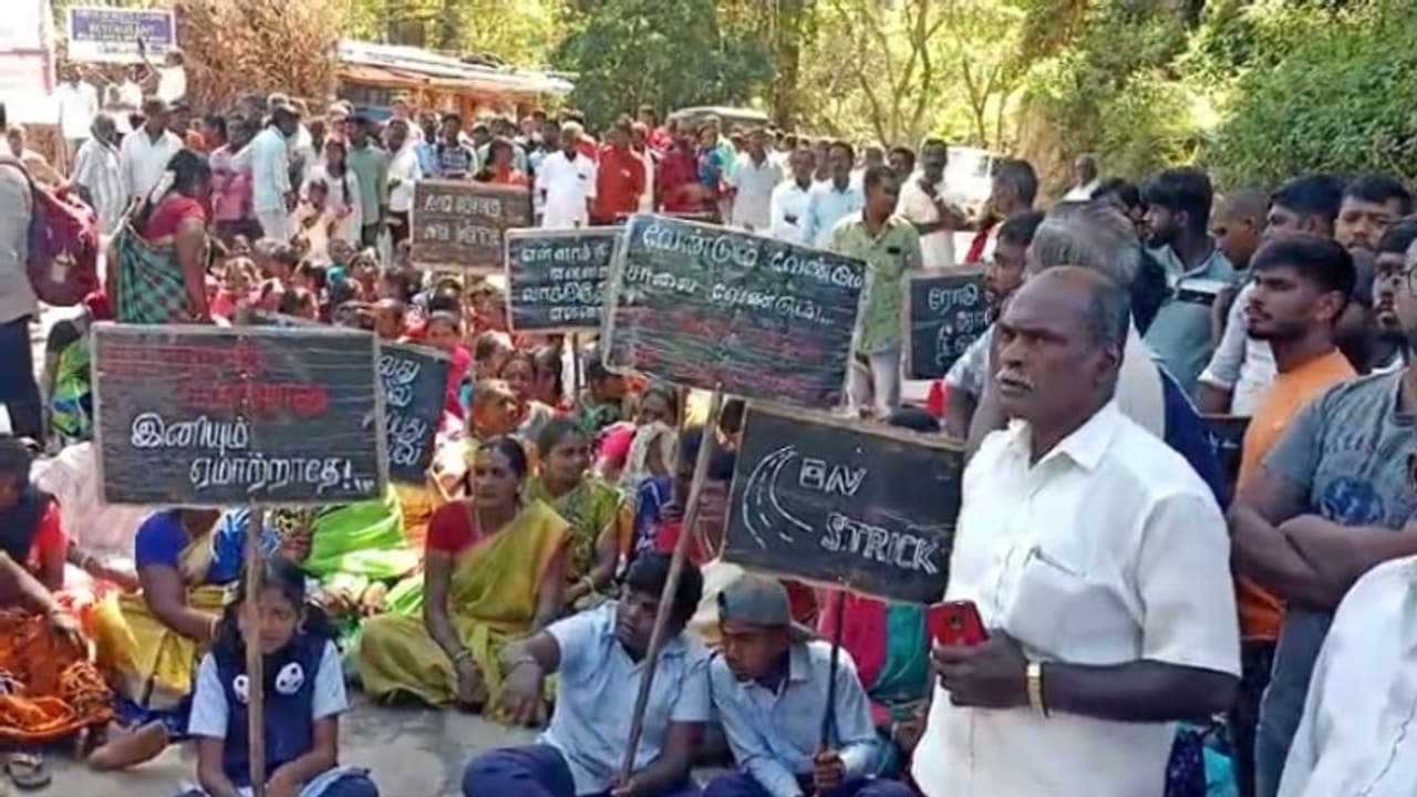 റോഡ് പൊട്ടിപ്പൊളിഞ്ഞിട്ട് 20 വർഷം, നടക്കാൻ പോലും കഴിയില്ല; പ്രതിഷേധിച്ച് തിരക്കേറിയ മൂന്നാർ റോഡിൽ ഉപരോധം റോഡ് പൊട്ടിപ്പൊളിഞ്ഞിട്ട് 20 വർഷം, നടക്കാൻ പോലും കഴിയില്ല; പ്രതിഷേധിച്ച് തിരക്കേറിയ മൂന്നാർ റോഡിൽ ഉപരോധം