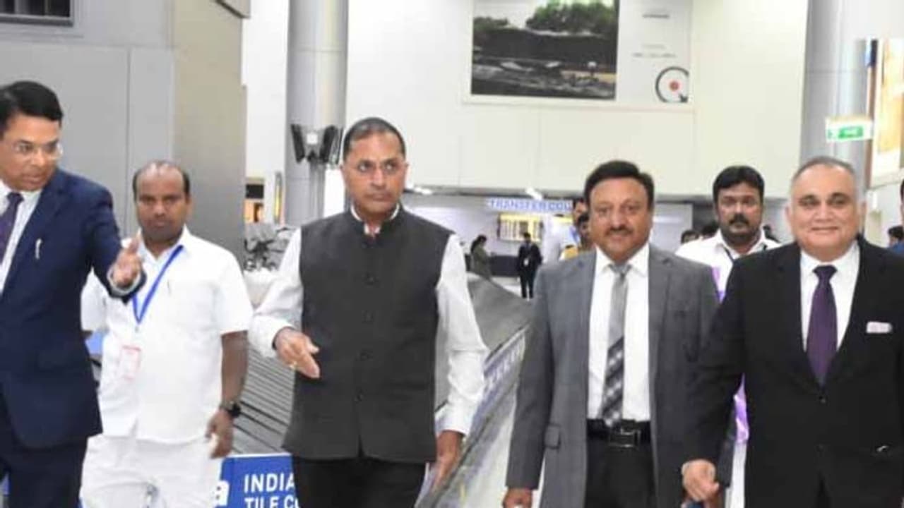 హైద్రాబాద్కు చేరుకున్న సీఈసీ బృందం: రాజకీయ పార్టీలతో భేటీ హైద్రాబాద్కు చేరుకున్న సీఈసీ బృందం: రాజకీయ పార్టీలతో భేటీ