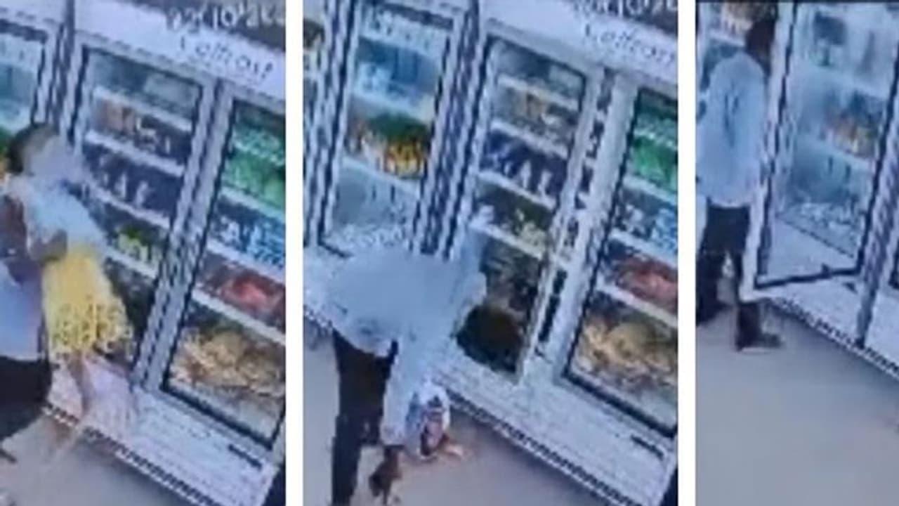 அட கடவுளே சாவு எப்படியெல்லாம் வருது பார்த்தீங்களா? சாக்லேட் எடுக்க பிரிட்ஜை திறந்த சிறுமி.. துடிதுடித்து பலி அட கடவுளே சாவு எப்படியெல்லாம் வருது பார்த்தீங்களா? சாக்லேட் எடுக்க பிரிட்ஜை திறந்த சிறுமி.. துடிதுடித்து பலி