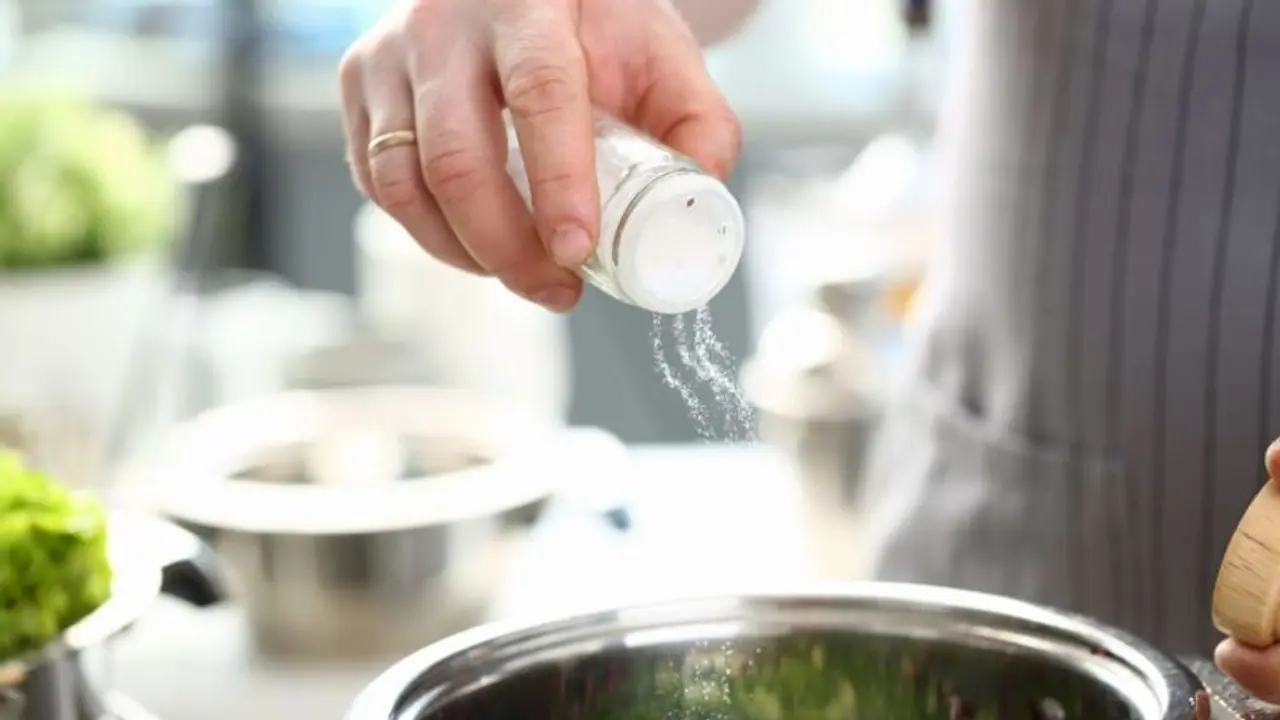 ഭക്ഷണത്തിൽ ഉപ്പ് അധികം വേണ്ട, കാരണം ഇതാണ് 