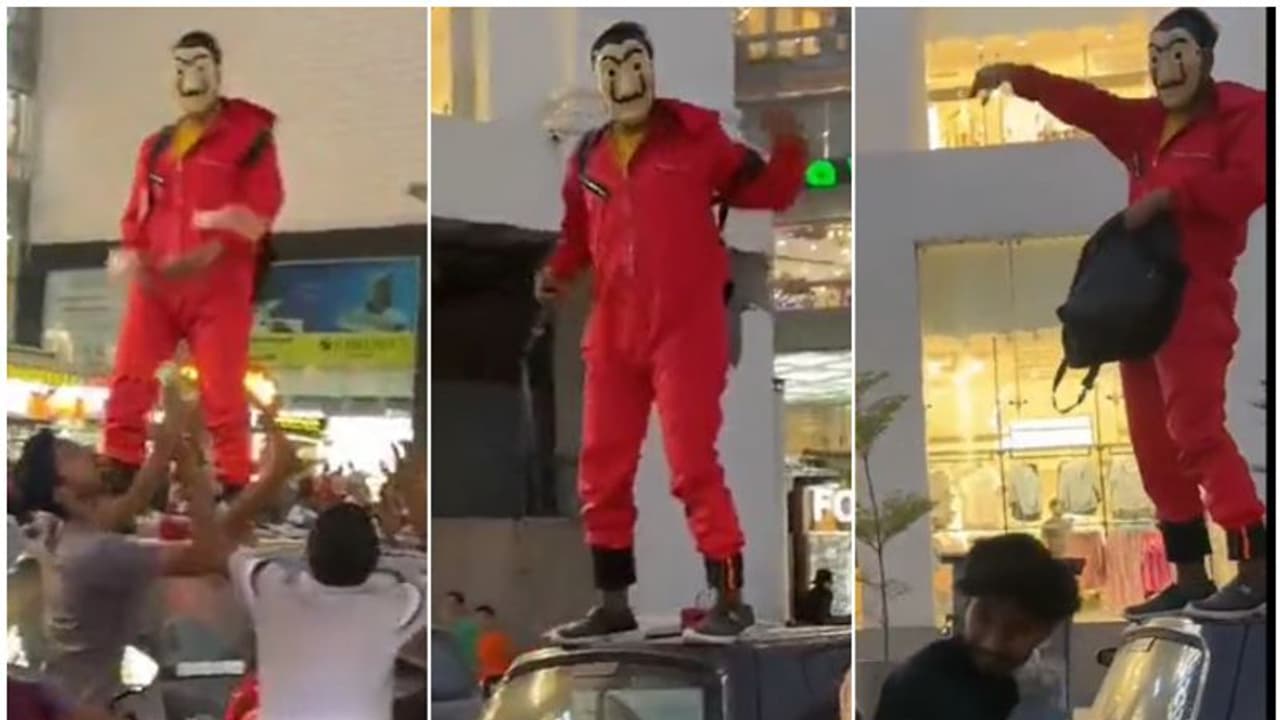 ഇതാര്, 'മണി ഹെയ്സ്റ്റിലെ പ്രഫസറോ', ഓൾട്ടോ കാറിന് മുകളിൽ കയറി നിന്ന് നോട്ടുകൾ വാരിയെറിഞ്ഞു, കാരണം? ഇതാര്, 'മണി ഹെയ്സ്റ്റിലെ പ്രഫസറോ', ഓൾട്ടോ കാറിന് മുകളിൽ കയറി നിന്ന് നോട്ടുകൾ വാരിയെറിഞ്ഞു, കാരണം?