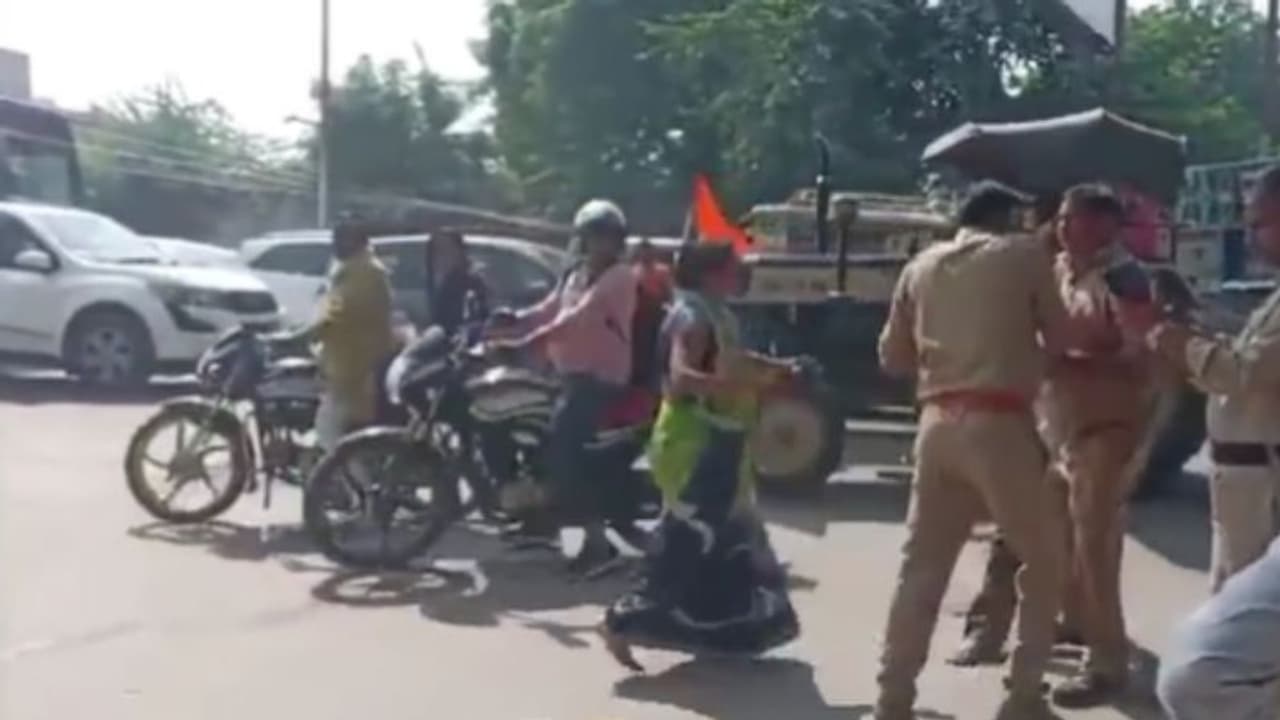 പൊലീസുകാരനെ ചെരുപ്പൂരി തല്ലി യുവതി, തിരിച്ച് ചവിട്ടും തള്ളും, പട്ടാപ്പകൽ നടുറോഡിൽ അടിപിടി വൈറൽ പൊലീസുകാരനെ ചെരുപ്പൂരി തല്ലി യുവതി, തിരിച്ച് ചവിട്ടും തള്ളും, പട്ടാപ്പകൽ നടുറോഡിൽ അടിപിടി വൈറൽ