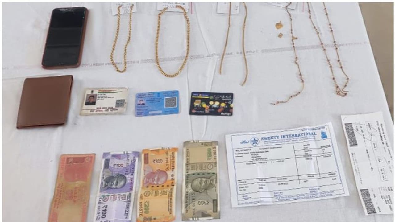 ഗോവ യാത്രക്കിടയിൽ ഒന്ന് കണ്ണടയ്ക്കാൻ പോലും പേടിയായി, ഉറങ്ങാതെ ഇനി നോക്കി ഇരിക്കേണ്ട; അവർ അഴിക്കുള്ളിലായി! ഗോവ യാത്രക്കിടയിൽ ഒന്ന് കണ്ണടയ്ക്കാൻ പോലും പേടിയായി, ഉറങ്ങാതെ ഇനി നോക്കി ഇരിക്കേണ്ട; അവർ അഴിക്കുള്ളിലായി!