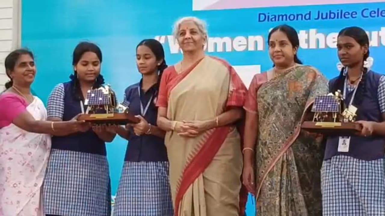 தமிழக கோவில்களில் திருடப்படும் சொத்துகள் எங்கு போகிறது என தெரியவில்லை நிர்மலா சீதாராமன் பரபரப்பு குற்றச்சாட் தமிழக கோவில்களில் திருடப்படும் சொத்துகள் எங்கு போகிறது என தெரியவில்லை நிர்மலா சீதாராமன் பரபரப்பு குற்றச்சாட்