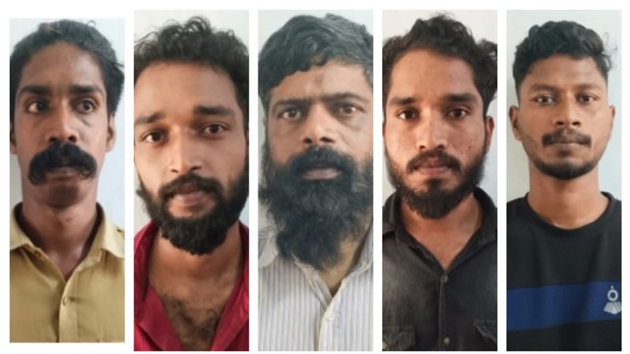 തട്ടുകടയിൽ ഇരിക്കാൻ സ്ഥലം കിട്ടിയില്ല; യുവാക്കൾക്ക് ക്രൂര മർദ്ദനം: അഞ്ചുപേർ അറസ്റ്റിൽ തട്ടുകടയിൽ ഇരിക്കാൻ സ്ഥലം കിട്ടിയില്ല; യുവാക്കൾക്ക് ക്രൂര മർദ്ദനം: അഞ്ചുപേർ അറസ്റ്റിൽ