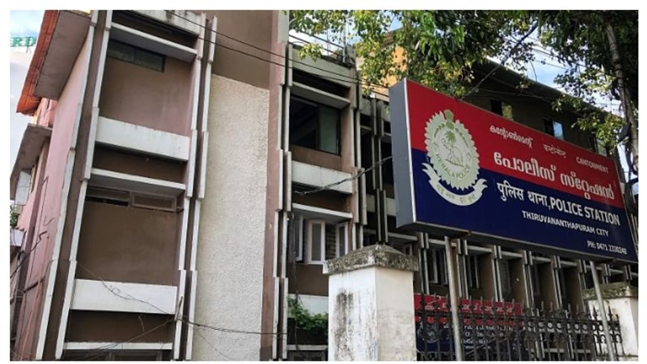 ആരോഗ്യ മന്ത്രിയുടെ ഓഫീസിലെ കോഴ ആരോപണം: മണിക്കൂറുകൾ നീണ്ട ചോദ്യം ചെയ്യൽ, ആദ്യ അറസ്റ്റ് ആരോഗ്യ മന്ത്രിയുടെ ഓഫീസിലെ കോഴ ആരോപണം: മണിക്കൂറുകൾ നീണ്ട ചോദ്യം ചെയ്യൽ, ആദ്യ അറസ്റ്റ്