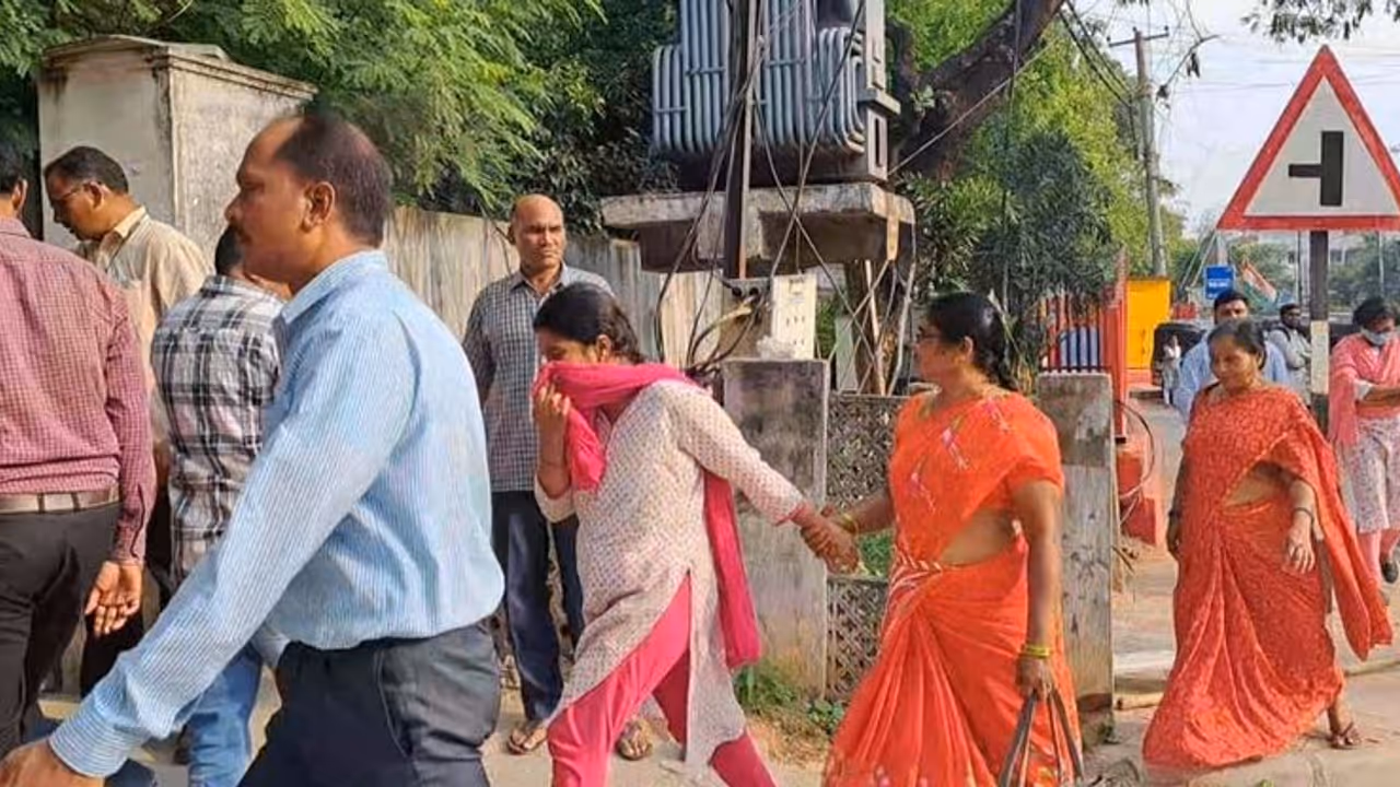 అంబర్పేట్ తహసిల్దార్ కార్యాలయంలో కొనసాగుతున్న ఏసీబీ దాడులు అంబర్పేట్ తహసిల్దార్ కార్యాలయంలో కొనసాగుతున్న ఏసీబీ దాడులు