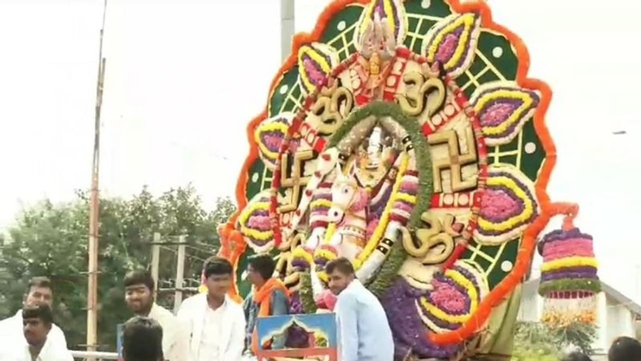 ಚಿತ್ರದುರ್ಗ: ಹಿಂದೂ ಗಣಪನ ಬಳಿ ಶಕ್ತಿ ದೇವತೆಗಳ ಆಗಮನ, ದೇವರ ದರ್ಶನ ಪಡೆದ ಭಕ್ತರು