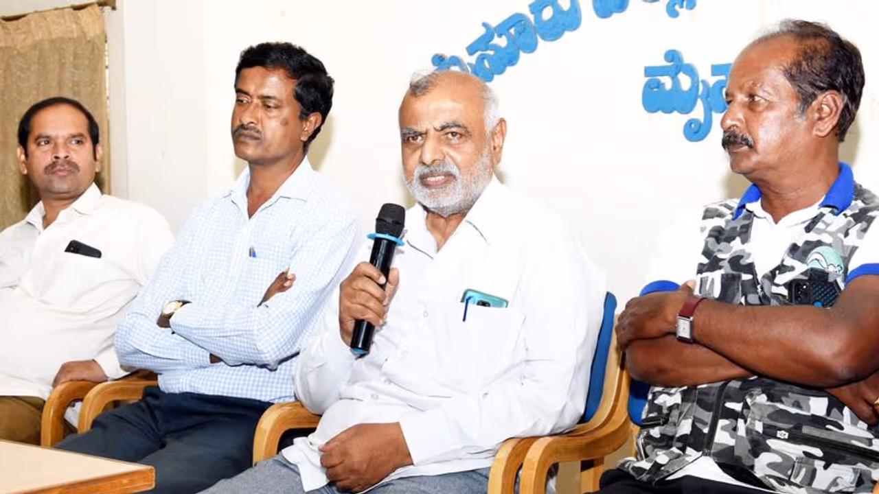 ರಾಜಕಾರಣಿಗಳ ಸ್ವಯಂಕೃತ ಅಪರಾಧದಿಂದ ಜನರಿಗೆ ತೊಂದರೆ ರಾಜಕಾರಣಿಗಳ ಸ್ವಯಂಕೃತ ಅಪರಾಧದಿಂದ ಜನರಿಗೆ ತೊಂದರೆ