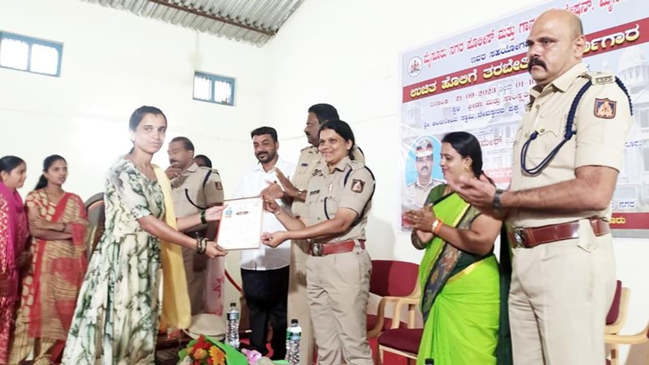 ಕುಟುಂಬಗಳು ಸದೃಢವಾದರೆ ಮಾತ್ರ ದೇಶ ಅಭಿವೃದ್ಧಿ ಸಾಧ್ಯ ಕುಟುಂಬಗಳು ಸದೃಢವಾದರೆ ಮಾತ್ರ ದೇಶ ಅಭಿವೃದ್ಧಿ ಸಾಧ್ಯ