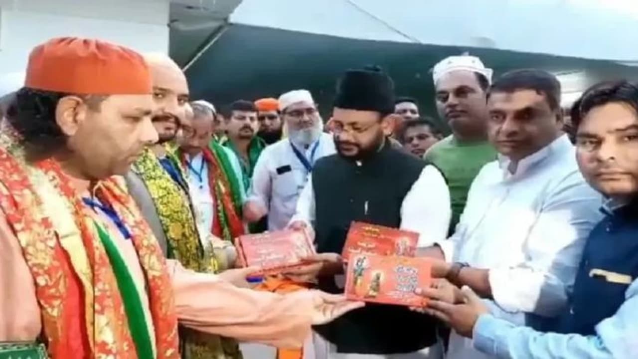 పాకిస్తాన్ కు పవిత్ర జలం, గీత, జపమాలలను పంపుతున్న ఉత్తరాఖండ్ సూఫీ మందిరం.. ! పాకిస్తాన్ కు పవిత్ర జలం, గీత, జపమాలలను పంపుతున్న ఉత్తరాఖండ్ సూఫీ మందిరం.. !