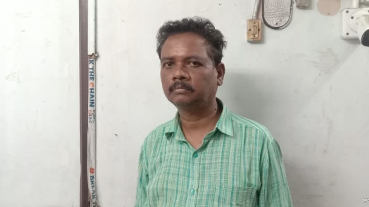 കൊച്ചിയില് പെര്മിറ്റെടുത്ത് വീട് നിർമിക്കാമെന്ന് പറഞ്ഞ് ലക്ഷങ്ങള് വാങ്ങി മുങ്ങി; ഒന്നല്ല ആറ് കേസുകള്! കൊച്ചിയില് പെര്മിറ്റെടുത്ത് വീട് നിർമിക്കാമെന്ന് പറഞ്ഞ് ലക്ഷങ്ങള് വാങ്ങി മുങ്ങി; ഒന്നല്ല ആറ് കേസുകള്!