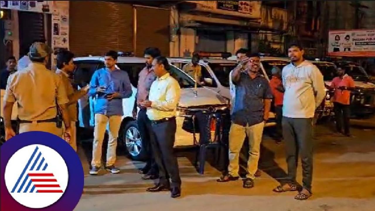 ಮಸೀದಿ ಎದುರು ಹಿಂದೂ ಕಾರ್ಯಕರ್ತರಿಂದ ಮಂಗಳಾರತಿ: ಸ್ಥಳದಲ್ಲಿ ಡಿಸಿ, ಎಸ್ಪಿ ಮೊಕ್ಕಂ ಹೂಡಿ ಪರಿಸ್ಥಿತಿ ಹತೋಟಿಗೆ ಮಸೀದಿ ಎದುರು ಹಿಂದೂ ಕಾರ್ಯಕರ್ತರಿಂದ ಮಂಗಳಾರತಿ: ಸ್ಥಳದಲ್ಲಿ ಡಿಸಿ, ಎಸ್ಪಿ ಮೊಕ್ಕಂ ಹೂಡಿ ಪರಿಸ್ಥಿತಿ ಹತೋಟಿಗೆ