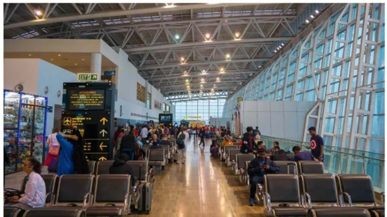 എയർ ഇന്ത്യ ജീവനക്കാരൻ വിമാനത്താവളത്തിൽ പിടിയിൽ; വിമാനത്തിൽ വെച്ച് യാത്രക്കാരൻ രഹസ്യമായി സ്വർണ മിശ്രിതം കൈമാറി