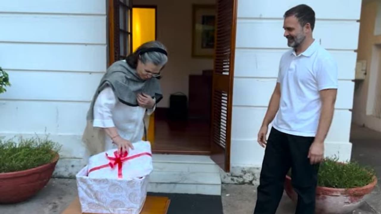അമ്മ സോണിയാ ഗാന്ധിക്ക് രാഹുല്‍ ഗാന്ധിയുടെ സര്‍പ്രൈസ്; ഹൃദ്യമായ വീഡിയോ കാണാം...