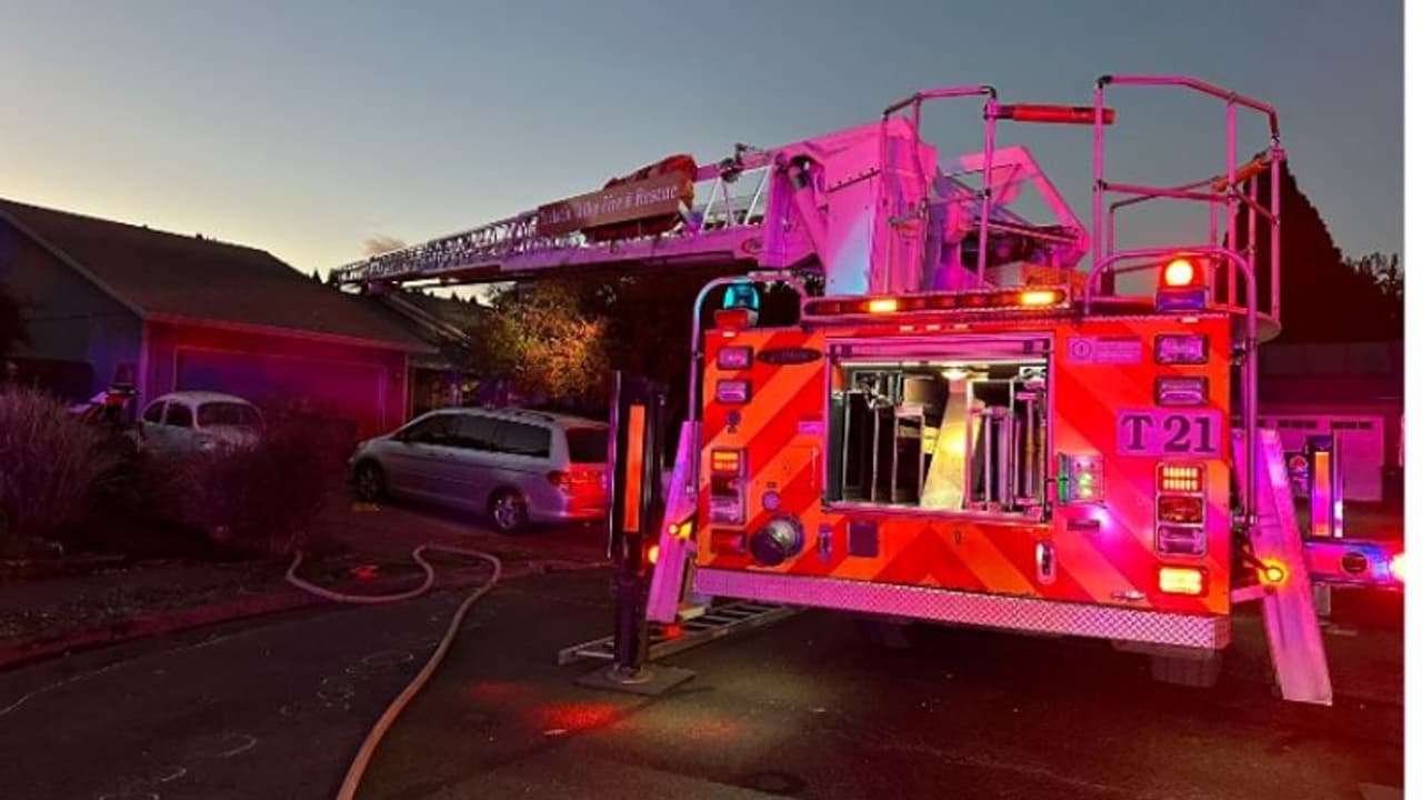 ചെറുവിമാനം വീടിന് മുകളിലേക്ക് തകര്ന്നുവീണു, ഒരാള്ക്ക് ദാരുണാന്ത്യം; വീഡിയോ ദൃശ്യങ്ങള് സോഷ്യല് മീഡിയയില് ചെറുവിമാനം വീടിന് മുകളിലേക്ക് തകര്ന്നുവീണു, ഒരാള്ക്ക് ദാരുണാന്ത്യം; വീഡിയോ ദൃശ്യങ്ങള് സോഷ്യല് മീഡിയയില്