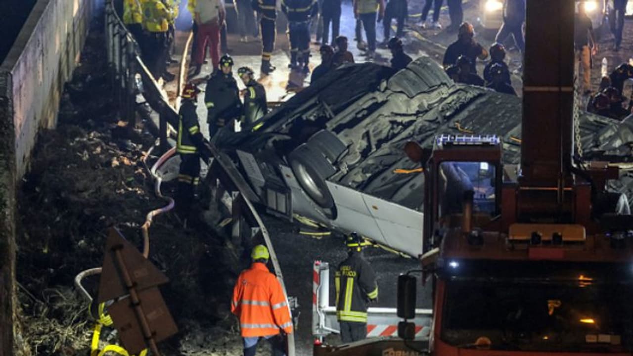 50 അടി താഴ്ചയിലേക്ക് പതിച്ച് ബസ്, ഗ്യാസ് ടാങ്ക് പൊട്ടി തീ പടർന്നു, പൊട്ടിത്തെറിച്ച് ബാറ്ററിയും, 21 പേർ മരിച്ചു