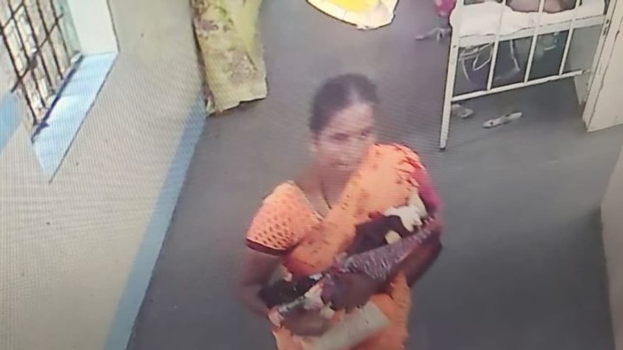 గుంటూరులో నవజాత శిశువు కిడ్నాప్... తల్లి పక్కలోంచి పాపను ఎత్తుకెళ్లిన మహిళ (సిసి ఫుటేజి) గుంటూరులో నవజాత శిశువు కిడ్నాప్... తల్లి పక్కలోంచి పాపను ఎత్తుకెళ్లిన మహిళ (సిసి ఫుటేజి)