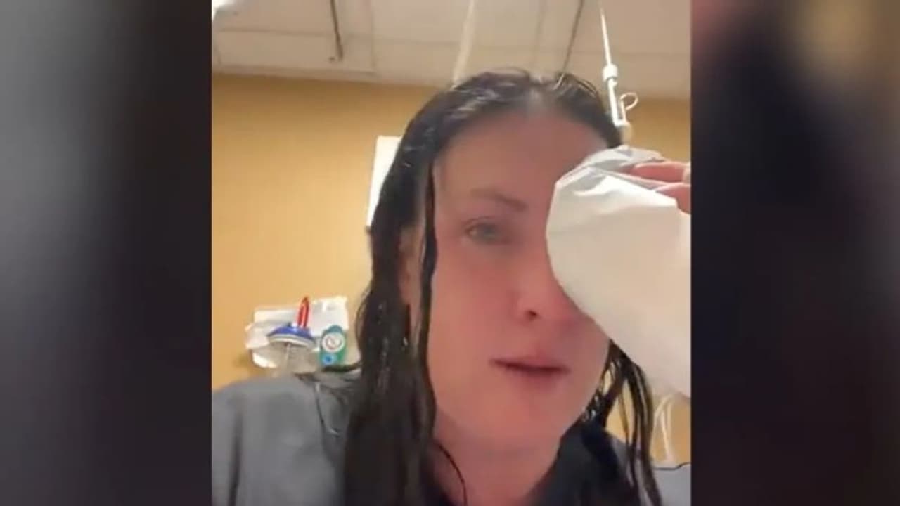 കണ്ണിലൊഴിക്കുന്ന മരുന്നാണെന്ന് തെറ്റിദ്ധരിച്ച് സൂപ്പര് ഗ്ലൂ ഒഴിച്ചു; യുവതിയുടെ വീഡിയോ കണ്ണിലൊഴിക്കുന്ന മരുന്നാണെന്ന് തെറ്റിദ്ധരിച്ച് സൂപ്പര് ഗ്ലൂ ഒഴിച്ചു; യുവതിയുടെ വീഡിയോ