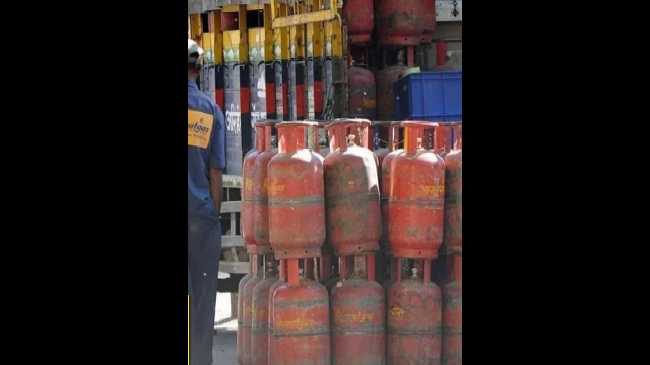 ಉಜ್ವಲ ಫಲಾನುಭವಿಗಳಿಗೆ 300 ರೂ ಸಬ್ಸಿಡಿ, 2025 ಮಾರ್ಚ್ವರೆಗೆ ಯೋಜನೆ ವಿಸ್ತರಿಸಿದ ಕೇಂದ್ರ! ಉಜ್ವಲ ಫಲಾನುಭವಿಗಳಿಗೆ 300 ರೂ ಸಬ್ಸಿಡಿ, 2025 ಮಾರ್ಚ್ವರೆಗೆ ಯೋಜನೆ ವಿಸ್ತರಿಸಿದ ಕೇಂದ್ರ!