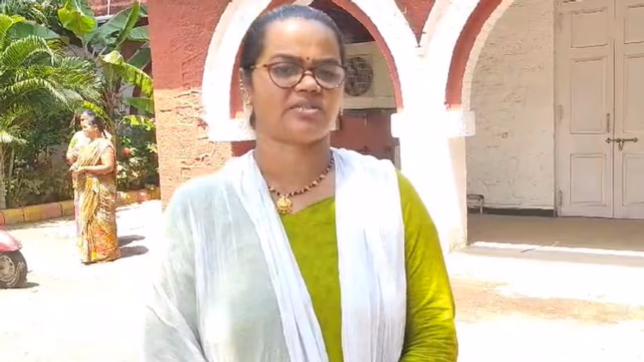 స్కూల్ నే మసాజ్ సెంటర్ గా మార్చేశారట..విద్యార్థినులతో ఇదేం పని టీచరమ్మ..! (వీడియో) స్కూల్ నే మసాజ్ సెంటర్ గా మార్చేశారట..విద్యార్థినులతో ఇదేం పని టీచరమ్మ..! (వీడియో)