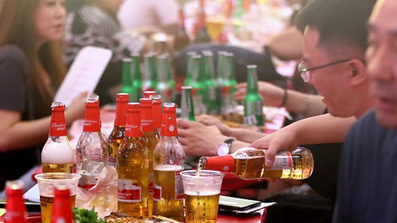 ഓഫീസ് പാർട്ടിയിൽ ബെറ്റ് വെച്ച് 10 മിനിറ്റില്‍ 1 ലിറ്റർ മദ്യം കുടിച്ചു; പിന്നാലെ സംഭവിച്ചത് !