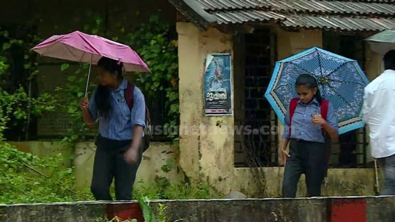 കനത്ത മഴ; വയനാട് ജില്ലയില്‍ മൂന്ന് സ്കൂളുകള്‍ക്ക് ഇന്ന് അവധി പ്രഖ്യാപിച്ചു, മുണ്ടക്കൈയിൽ മണ്ണിടിച്ചിൽ