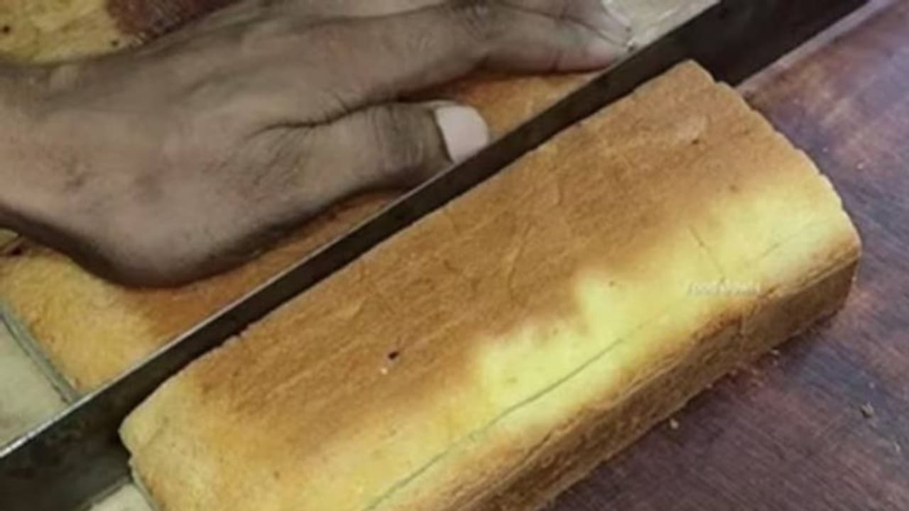 കണ്ടാൽ സഹിക്കൂല; ഇങ്ങനെ ഫ്രൂട്ട് കേക്കുണ്ടാക്കിയാല് എങ്ങനെ കഴിക്കുമെന്ന് നെറ്റിസണ്സ്!!! കണ്ടാൽ സഹിക്കൂല; ഇങ്ങനെ ഫ്രൂട്ട് കേക്കുണ്ടാക്കിയാല് എങ്ങനെ കഴിക്കുമെന്ന് നെറ്റിസണ്സ്!!!