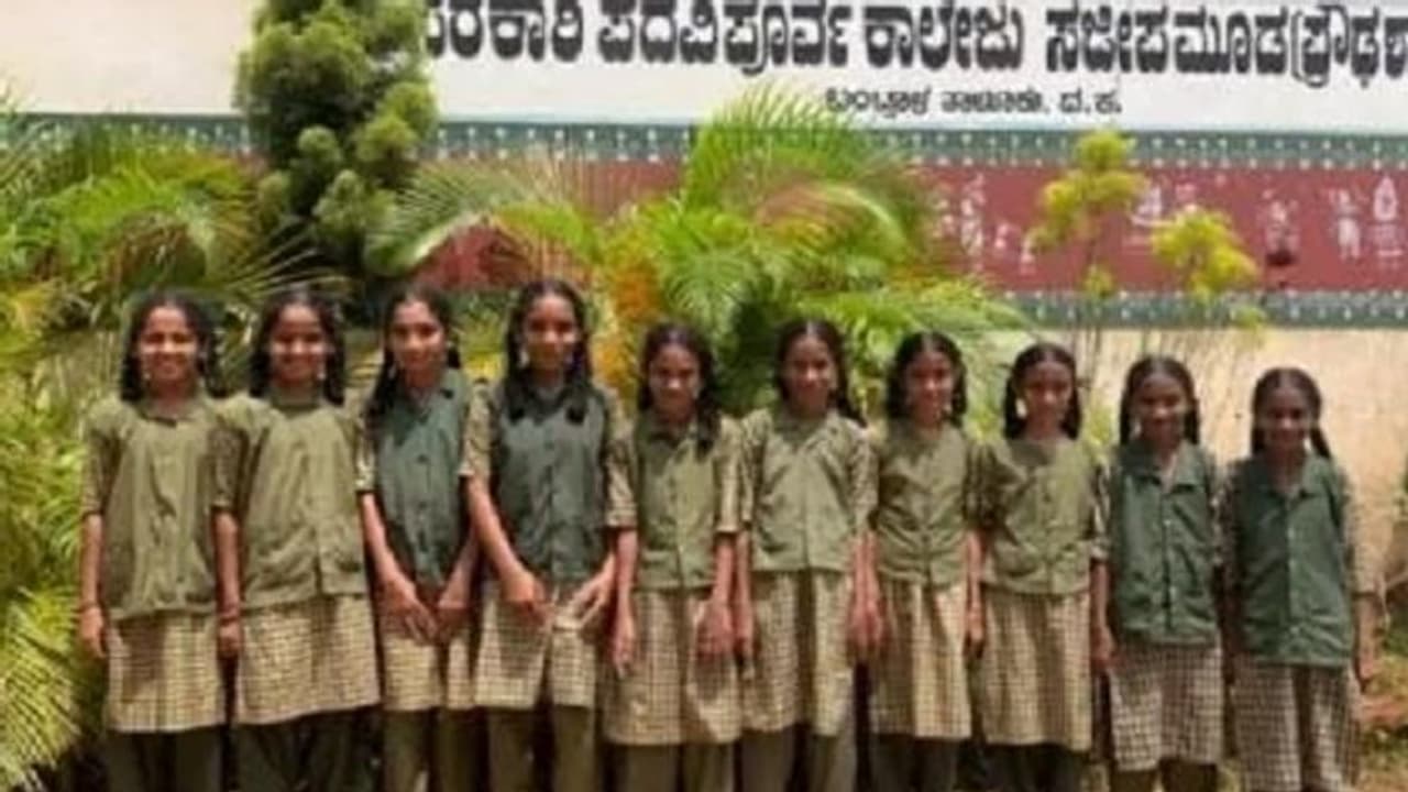 ಬಂಟ್ವಾಳ: ಒಂದೇ ಕ್ಲಾಸಿನಲ್ಲಿ 5 ಜೋಡಿ ಅವಳಿ ವಿದ್ಯಾರ್ಥಿಗಳು..! ಬಂಟ್ವಾಳ: ಒಂದೇ ಕ್ಲಾಸಿನಲ್ಲಿ 5 ಜೋಡಿ ಅವಳಿ ವಿದ್ಯಾರ್ಥಿಗಳು..!