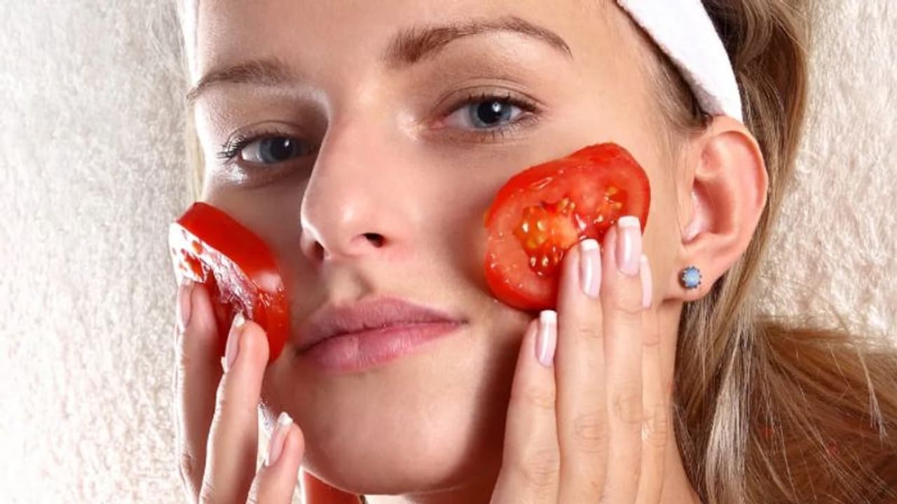 മുഖത്തെ കറുത്ത പാടുകളും കരുവാളിപ്പും മാറ്റാന്‍ തക്കാളി ഇങ്ങനെ ഉപയോഗിക്കാം...