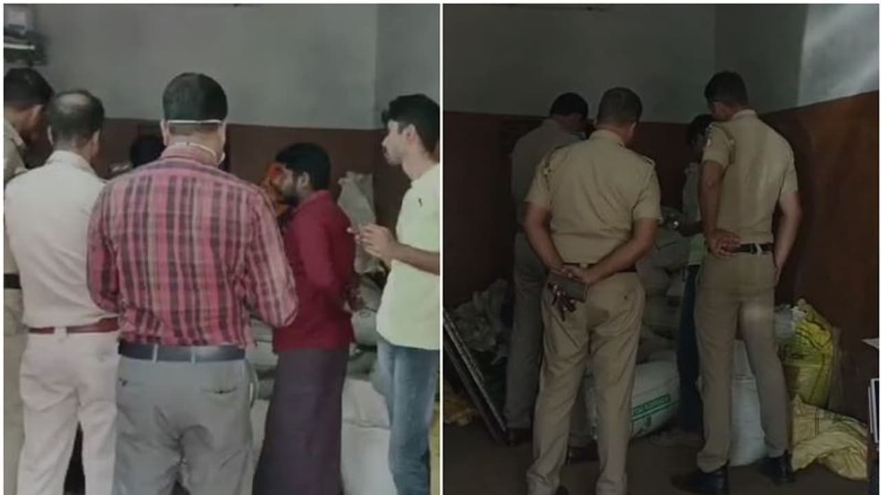 കടയിൽ കയറി മോഷണം, മേശയിലെ പണത്തിൽ തൊട്ടില്ല! പക്ഷേ നഷ്ടം മൊത്തം 2 ലക്ഷം വരും, ചാക്കിലാക്കി പോയത് കുരുമുളക് കടയിൽ കയറി മോഷണം, മേശയിലെ പണത്തിൽ തൊട്ടില്ല! പക്ഷേ നഷ്ടം മൊത്തം 2 ലക്ഷം വരും, ചാക്കിലാക്കി പോയത് കുരുമുളക്