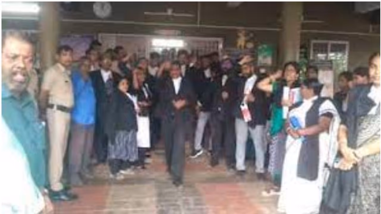 നെടുമങ്ങാട് കോടതി വളപ്പിൽ പൊരിഞ്ഞ അടി, അഭിഭാഷകനെ കമ്പികൊണ്ടടിച്ചത് സാക്ഷി, തലക്ക് സ്റ്റിച്ച്; സംഭവം ഇങ്ങനെ