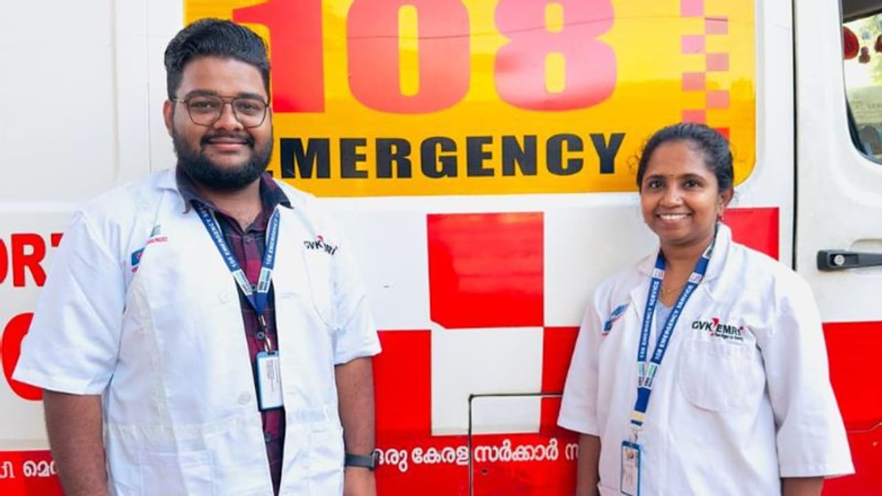 വീട്ടില് പ്രസവിച്ച് അസം സ്വദേശിനി, രക്ഷകരായി 108 ആംബുലന്സ് ജീവനക്കാര് വീട്ടില് പ്രസവിച്ച് അസം സ്വദേശിനി, രക്ഷകരായി 108 ആംബുലന്സ് ജീവനക്കാര്