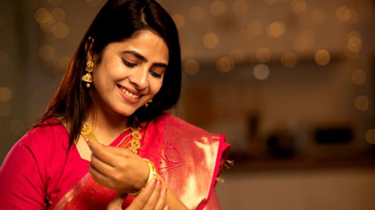 Gold Rate Today: സ്വർണം വാങ്ങാൻ പ്ലാനുണ്ടോ? കേരളത്തിലെ ഇന്നത്തെ വില അറിയാം Gold Rate Today: സ്വർണം വാങ്ങാൻ പ്ലാനുണ്ടോ? കേരളത്തിലെ ഇന്നത്തെ വില അറിയാം