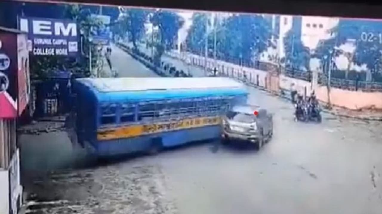 రెడ్ సిగ్నల్ జంప్ చేసి, వేగంగా కారును ఢీకొట్టిన బస్సు.. 10 మందికి గాయాలు.. వీడియో వైరల్ రెడ్ సిగ్నల్ జంప్ చేసి, వేగంగా కారును ఢీకొట్టిన బస్సు.. 10 మందికి గాయాలు.. వీడియో వైరల్