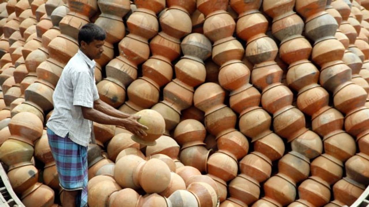 ഭർത്താവിന്റെ ആരോഗ്യത്തിന് വേണ്ടി 'കല'ത്തെ വിവാഹം കഴിക്കാൻ നിർബന്ധിക്കുന്നതായി മുംബൈ യുവതി ! ഭർത്താവിന്റെ ആരോഗ്യത്തിന് വേണ്ടി 'കല'ത്തെ വിവാഹം കഴിക്കാൻ നിർബന്ധിക്കുന്നതായി മുംബൈ യുവതി !