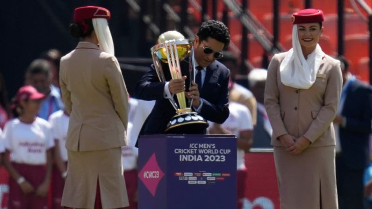 England vs New Zealand: உலகக் கோப்பைக்கான டிராபியை தூக்கி வந்த ஜாம்பவான் சச்சின் டெண்டுல்கர்! England vs New Zealand: உலகக் கோப்பைக்கான டிராபியை தூக்கி வந்த ஜாம்பவான் சச்சின் டெண்டுல்கர்!